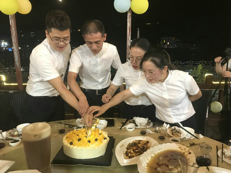 皎皎天上月  浓浓厚成情